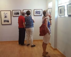 Público en la exposición ‘Del Sindicat a la Cooperativa d’Alcampell’ en la fiesta mayor (foto Pep Espluga)