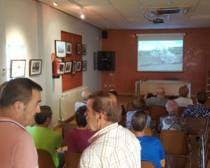 Viendo el audiovisual ‘Del Sindicat a la Cooperativa d’Alcampell’ en la fiesta mayor (foto Pep Espluga)