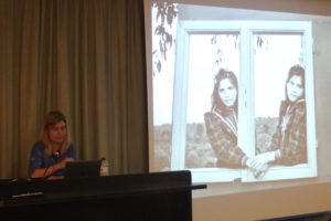 Judith Prat y una de sus obras, en la conferencia «La fotografía: el mundo en imágenes» (foto Imma Gracia / La Litera información)