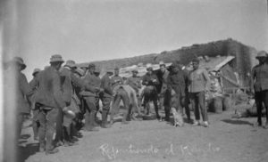 Repartiendo el rancho, ca. 1922 (foto Jaime Pla)